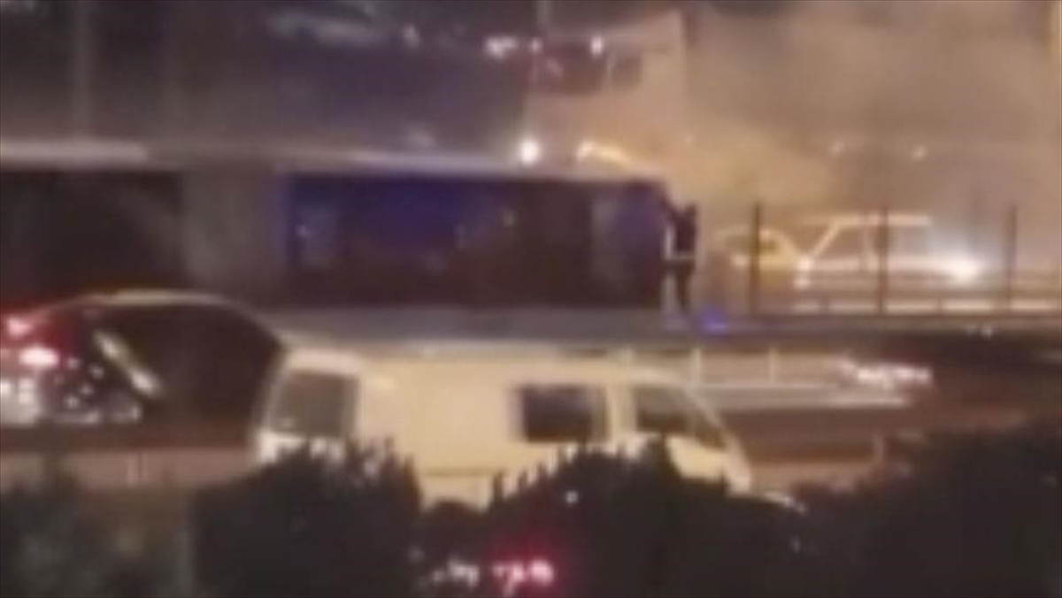 Bakırköy’de metrobüste çıkan yangın söndürüldü
