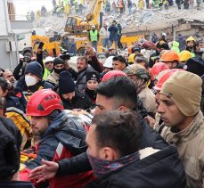 Diyarbakır’da yıkılan binanın enkazından 56 saat sonra bir kadın kurtarıldı