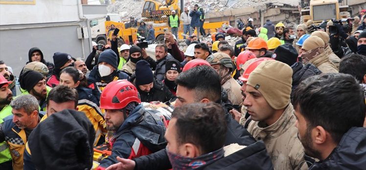 Diyarbakır’da yıkılan binanın enkazından 56 saat sonra bir kadın kurtarıldı