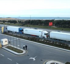 Azerbaycan’dan Türkiye’ye 20 tır insani yardım gönderildi