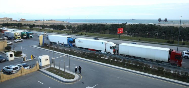 Azerbaycan’dan Türkiye’ye 20 tır insani yardım gönderildi