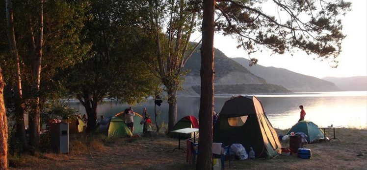 Doğasever kadınlar, Van Gölü’ne dikkat çekmek için kamp kurdu