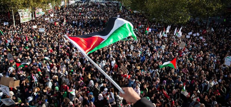 Paris’te toplanan on binlerce kişi İsrail-Filistin çatışmasının sona ermesi çağrısında bulundu