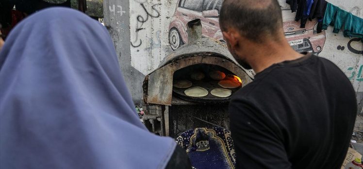 İsrail’in bombardımanı altındaki Gazzeliler, bir ekmek için doktora tezlerini bile yakıyor