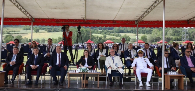 Başkan Yalçınkaya gençlerin mezuniyet sevincine ortak oldu