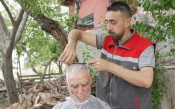 Yaşlılar için evde tıraş hizmeti