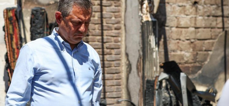 CHP Genel Başkanı Özel Selçuk’ta yanan ormanlık alanı inceledi