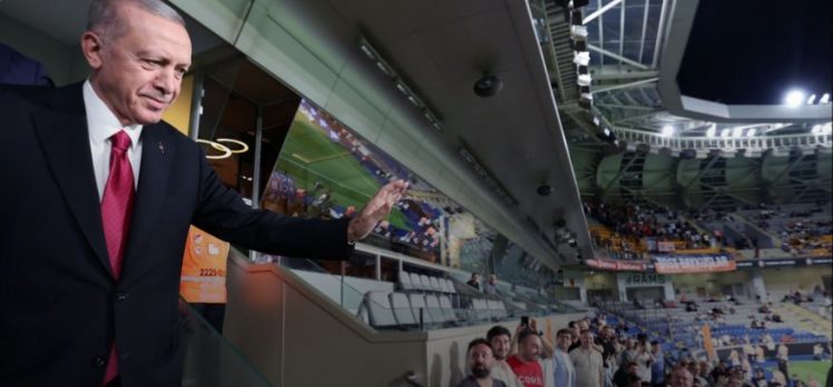 Cumhurbaşkanı Erdoğan, RAMS Başakşehir-La Fiorita maçını izledi