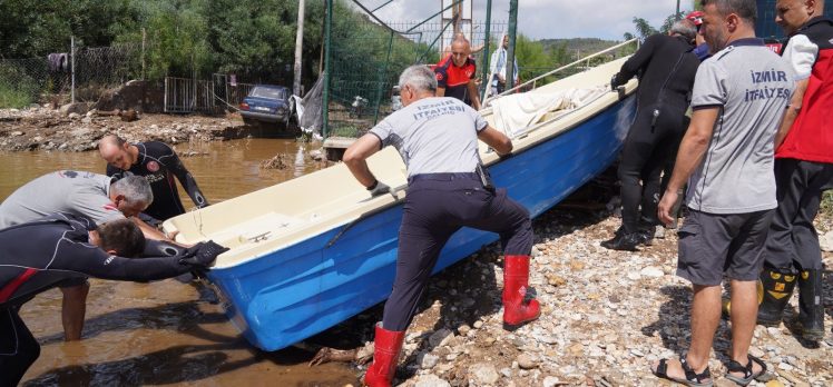 Araçlar kurtarıldı, sular tahliye edildi