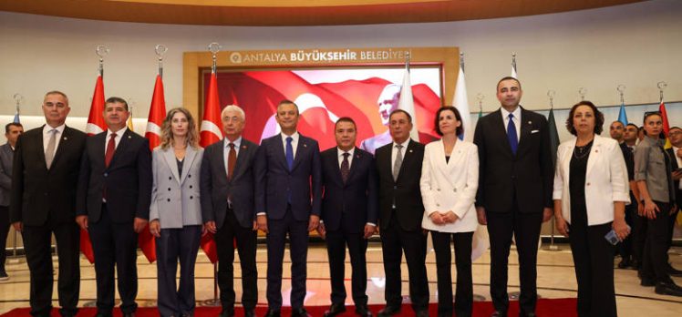 CHP Genel Başkanı Özgür Özel Büyükşehir Belediyesi’ni ziyaret etti