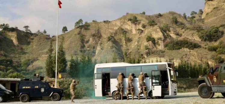 Özel Harekat Polislerinin Tatbikatı Gerçeği Aratmadı