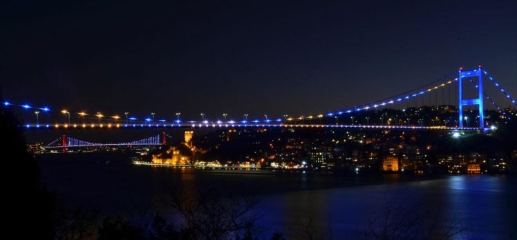 İstanbul’un iki köprüsü Kosova bayrağı renklerine büründü