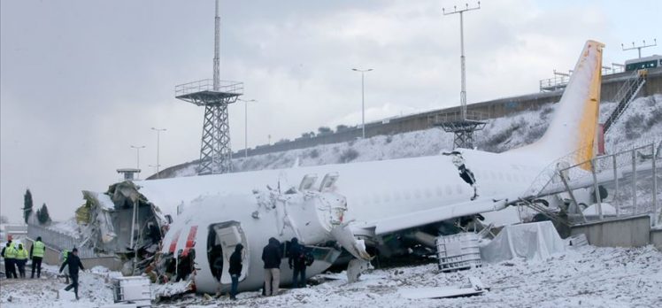 Pistten çıkarak kaza yapan uçağın enkazını kaldırma çalışmaları sürüyor