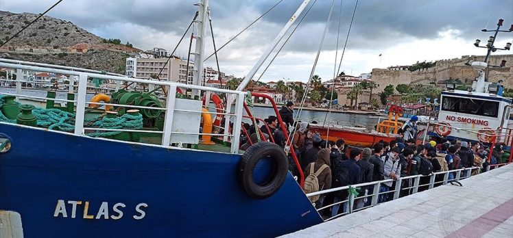 Çeşme açıklarında gemide 187 sığınmacı yakalandı