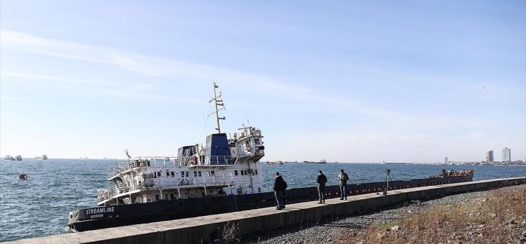 Zeytinburnu Sahili’nde karaya oturan gemide inceleme