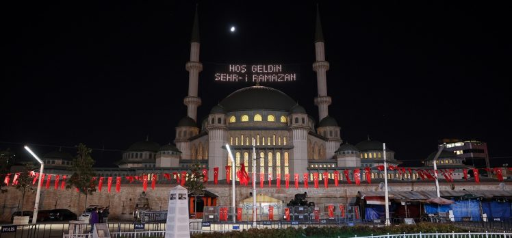 Taksim Meydanı’na yapılan camiye ilk kez ramazan mahyası asıldı