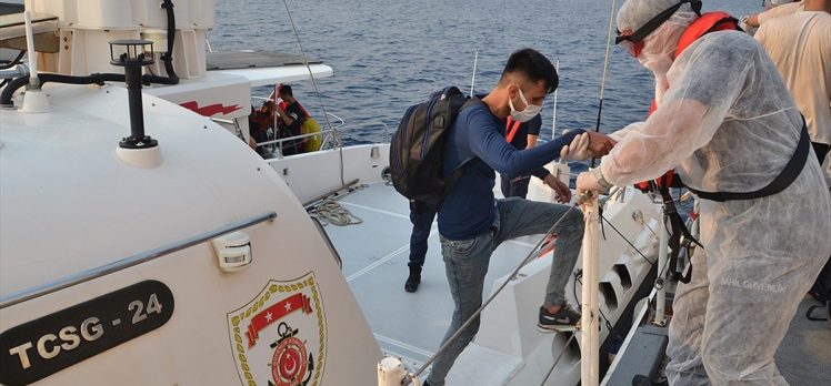 İzmir açıklarında yelkenli teknede 100 sığınmacı yakalandı