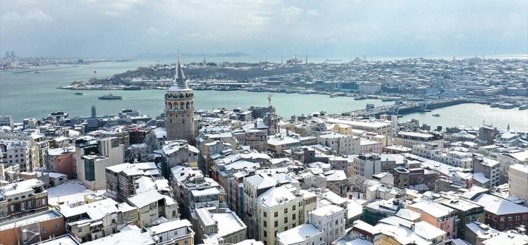 Karadeniz’den nem topladı, İstanbul’a kar bıraktı