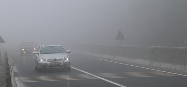 Bolu Dağı’nda sis nedeniyle görüş mesafesi 30 metreye kadar düştü
