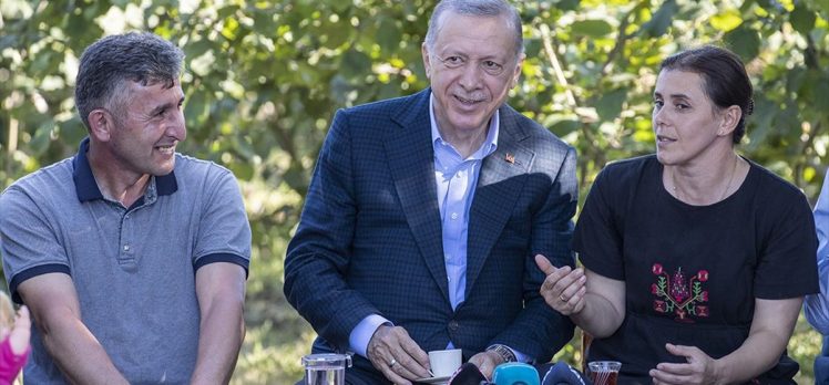 Cumhurbaşkanı Erdoğan Ordu’da fındık bahçesinde vatandaşlarla bir araya geldi