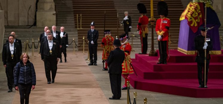İngiltere Kraliçesi 2. Elizabeth’in tabutunu çeyrek milyondan fazla kişi ziyaret etti