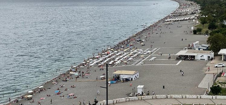 Antalya’da sıcak hava, kent sakinleri ile turistleri sahillere çekti