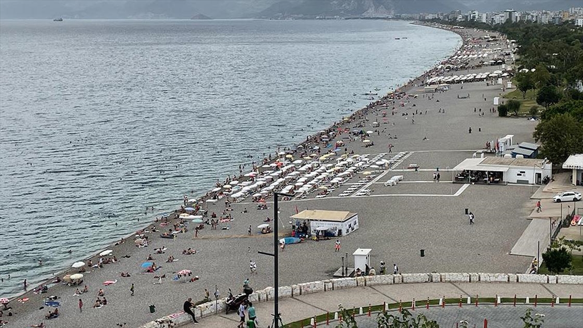 Antalya’da sıcak hava, kent sakinleri ile turistleri sahillere çekti
