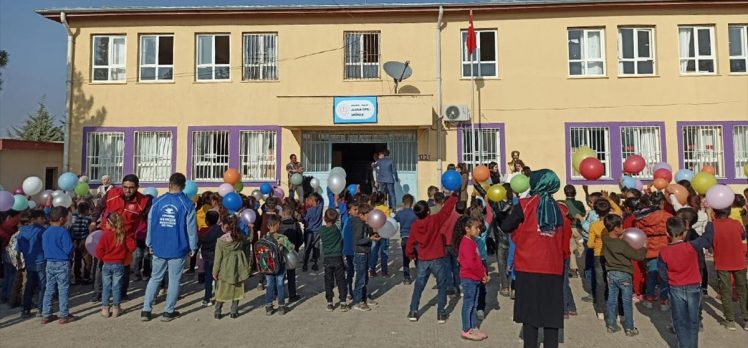 Kahramanmaraş’tan Şanlıurfa’daki 800 öğrenciye kışlık giysi ve kırtasiye malzemesi desteği