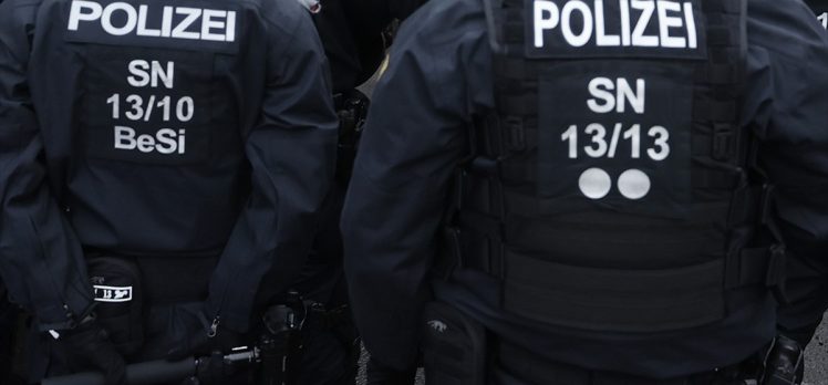 Almanya’da Müslüman aile sokakta ırkçı grubun saldırısına uğradı