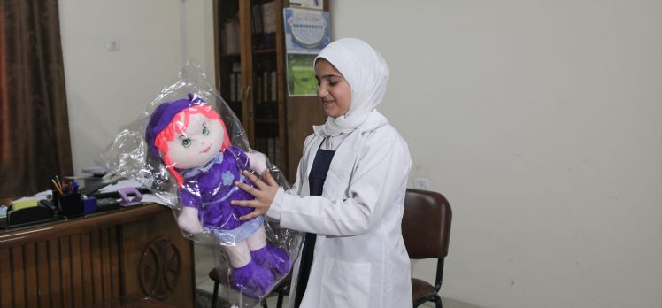 Filistinli kız çocuğu, harçlıklarıyla aldığı “oyuncak bebeği” depremze bir çocuğa gönderdi
