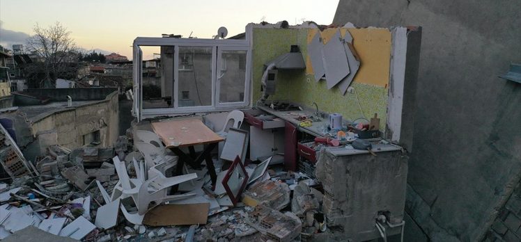Hatay’da yıkılan iki binadan geriye eşyalar ve ayakta duran mutfak dolapları kaldı