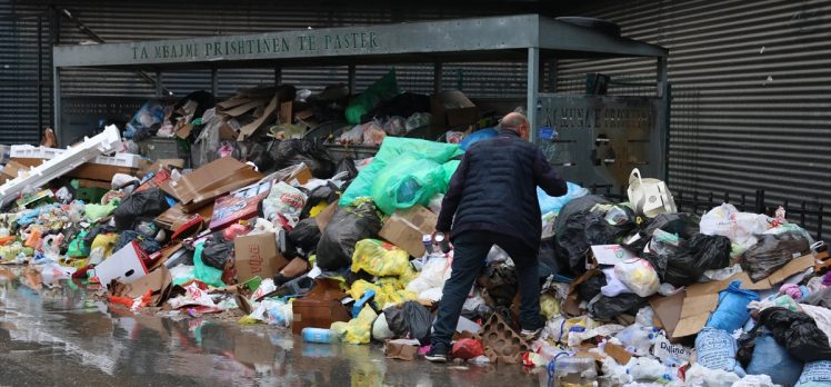 Kosova’da temizlik işçilerinin grevi nedeniyle sokaklar çöp yığınlarıyla doldu