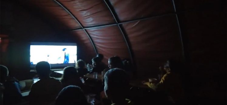 Bakan Özer, Mehmetçik Okulları’nda çocukların film izlediği görüntüleri paylaştı