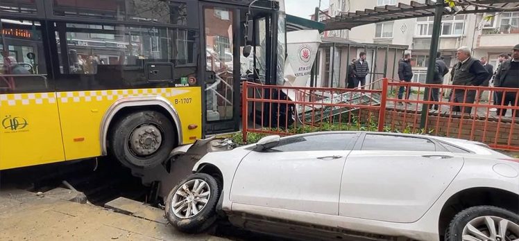 Kağıthane’de İETT otobüsü park halindeki otomobile çarptı