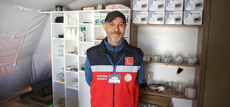 Çadır kentin “Mehmet abisi” depremzedelerin yardımına koşuyor