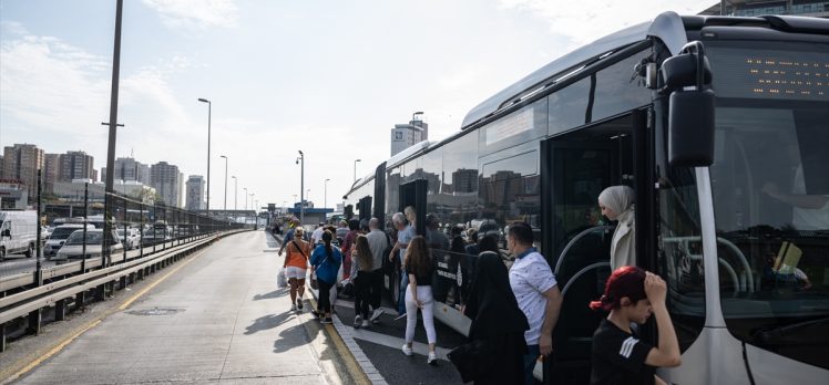 Zeytinburnu’nda arızalanan metrobüsün yolcuları durağa yürüdü