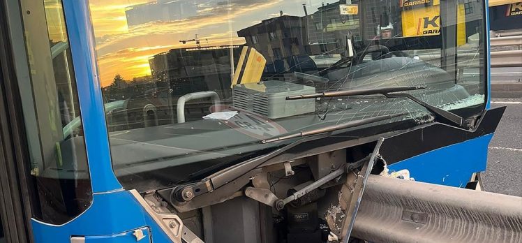 Avcılar’da bariyere çarpan İETT otobüsünün şoförü yaralandı