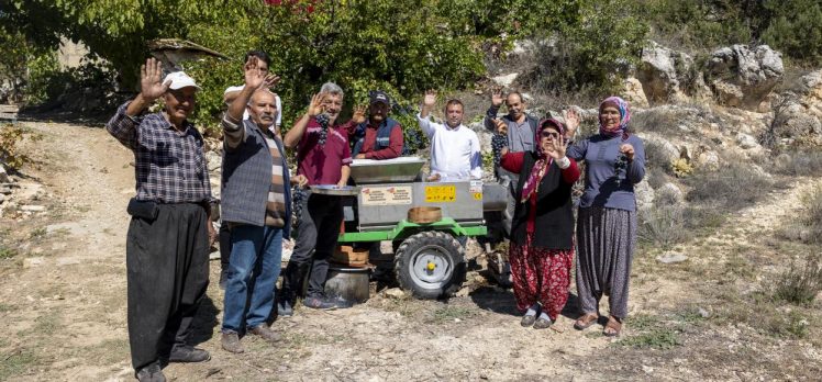 Üzüm Sıkma Makinesi Çalışıyor, Üretici Keyfine Bakıyor