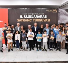 ‘8. Uluslararası Satranç Turnuvası’nda Sporculara Ödülleri Verildi