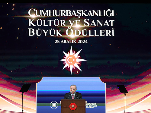 “Kültür ve sanatta ülkeye, millete aidiyet duyan herkesi baş tacı etmeye özen gösteriyoruz”