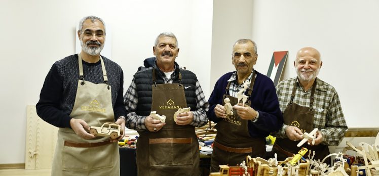 Emekliliğin Tadını Oyuncak Yaparak Çıkarıyorlar