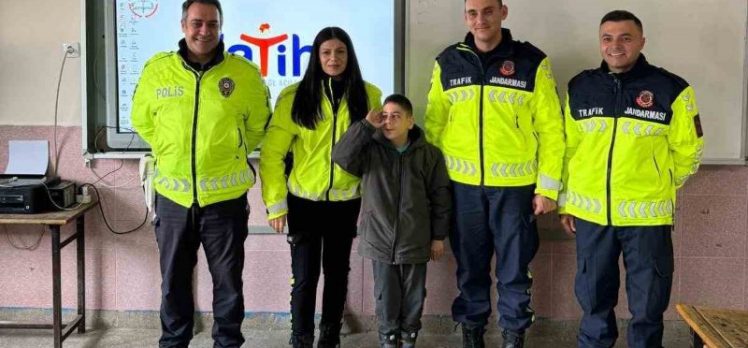 Karacabey İlçe Jandarma Komutanlığı Trafik Ekipleri Öğrencilere Yönelik Trafik Semineri Gerçekleştirdi