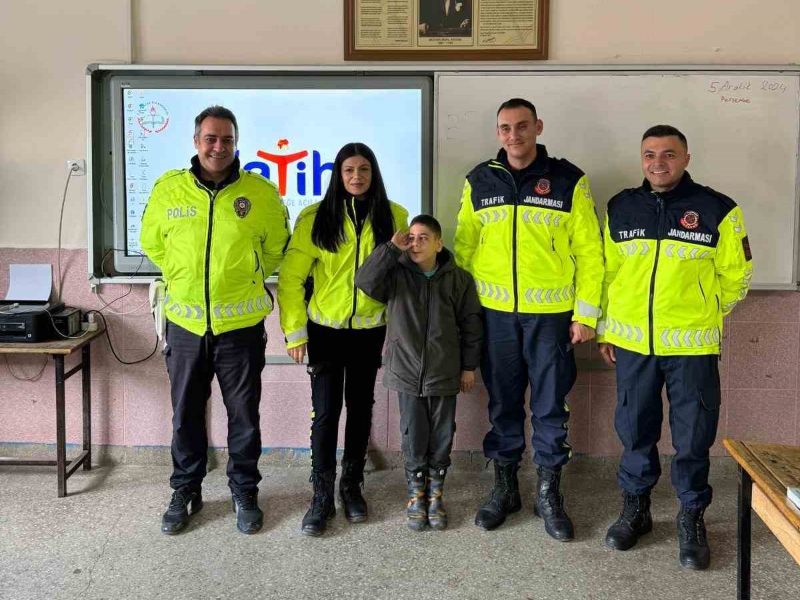 Karacabey İlçe Jandarma Komutanlığı Trafik Ekipleri Öğrencilere Yönelik Trafik Semineri Gerçekleştirdi