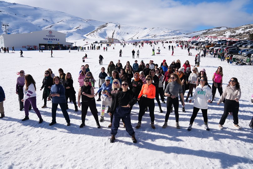 Denizli Kayak Merkezi’nde kar üstünde zumba gösterisi